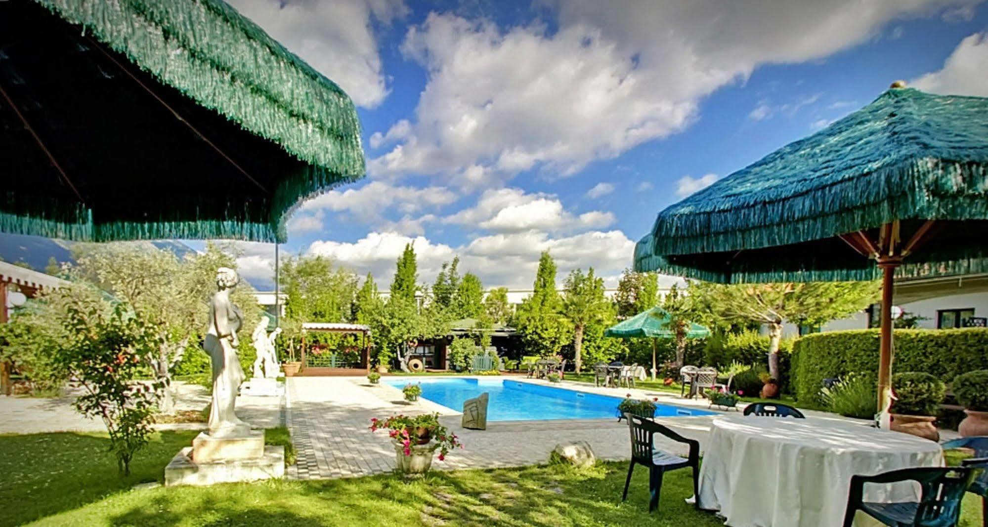 Hotel Santacroce Meeting سولمونا المظهر الخارجي الصورة